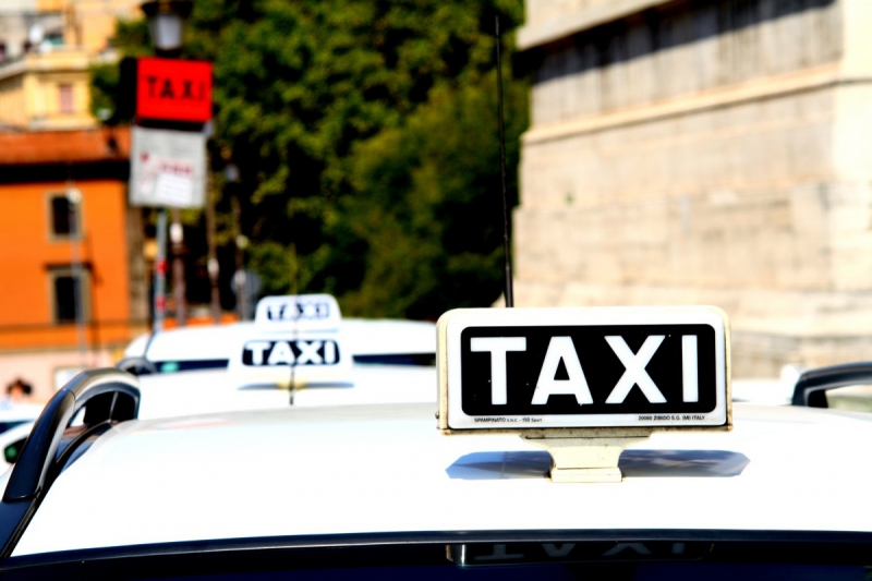 taxis-COURSEGOULES-min_taxi_auto_rome_road_white-1051610